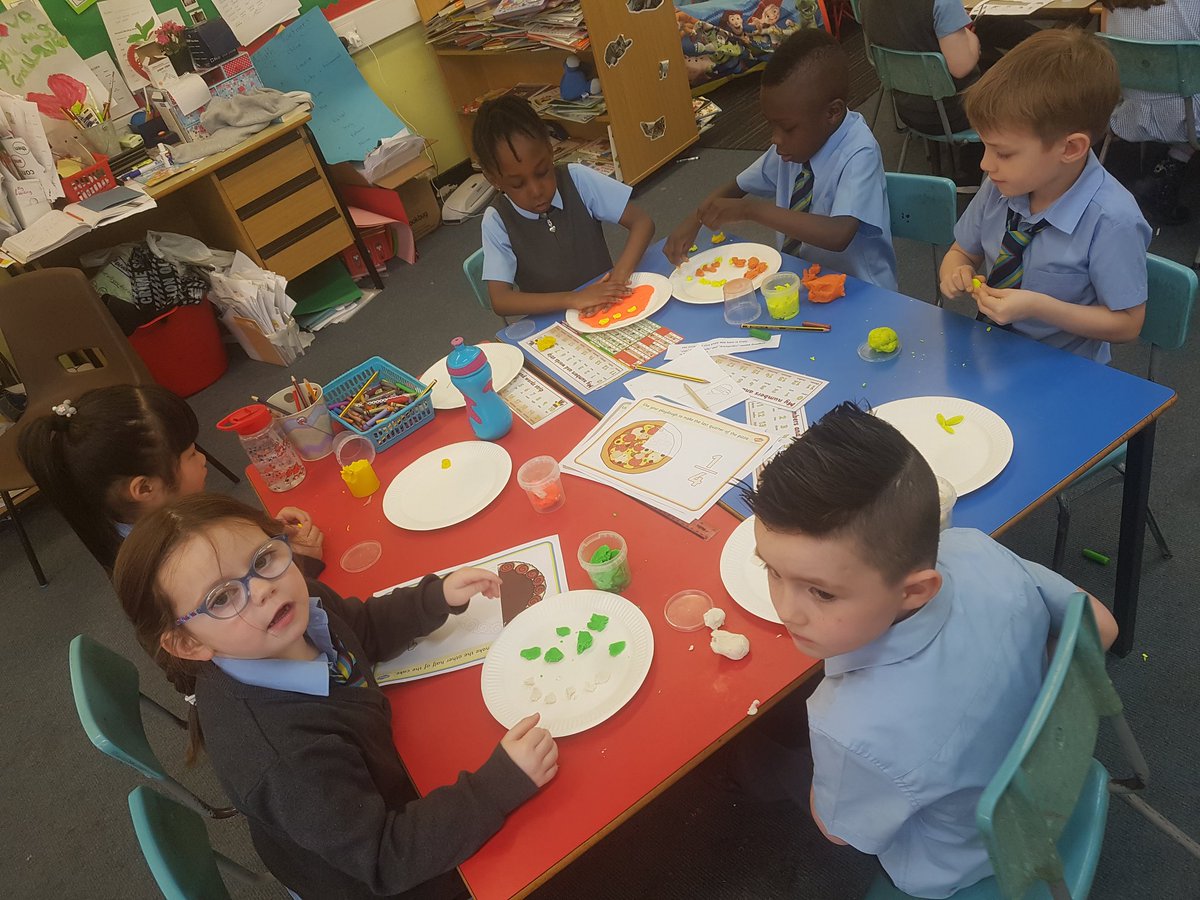 OLRprimary's tweet image. P2/1 were continuing with their fraction journey today! We enjoyed making pizzas into 1/2s and 1/4s. #math #fractions #compositeclass