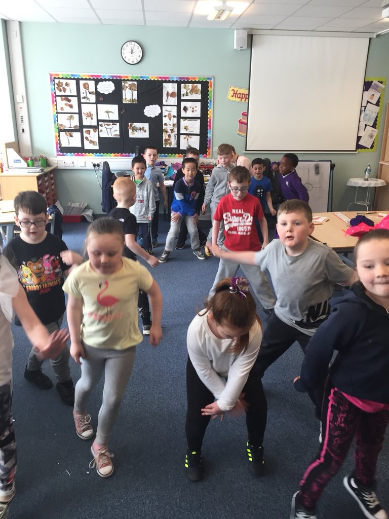 MissK_StM's tweet photo. P2b practiced finding our left from our right by dancing the Cha Cha Slide! #StMonicasMoveAThon #linkingourlearning @StMonicaMilton https://t.co/vJTAFfS7XG
