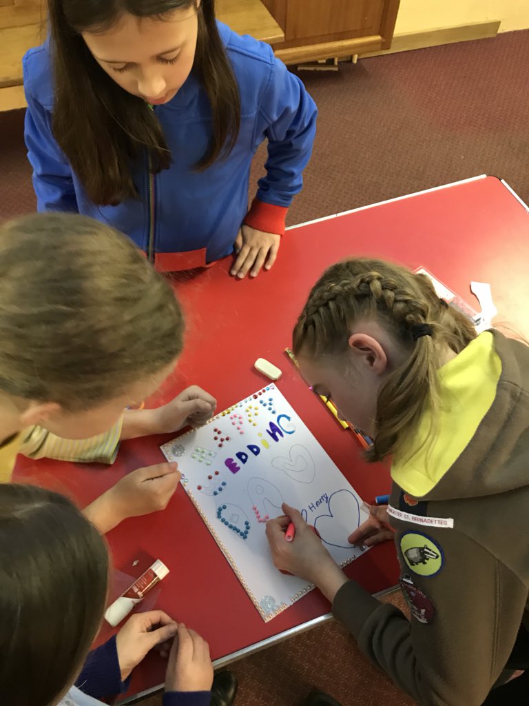 TawnyOwlEmma's tweet photo. .@KensingtonRoyal my Brownies hard at work making #royalbaby and #royalwedding cards! Keep an eye on the letterbox! @Girlguiding @Girlguiding_NWE @LancsNW #notenoughglitter https://t.co/6eTRyC9e3Z