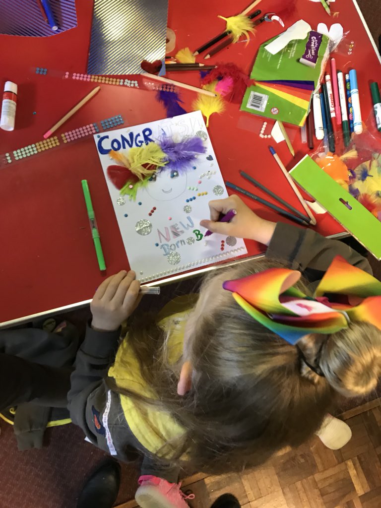 TawnyOwlEmma's tweet photo. .@KensingtonRoyal my Brownies hard at work making #royalbaby and #royalwedding cards! Keep an eye on the letterbox! @Girlguiding @Girlguiding_NWE @LancsNW #notenoughglitter https://t.co/6eTRyC9e3Z