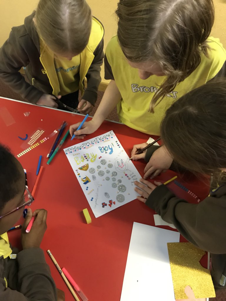 TawnyOwlEmma's tweet photo. .@KensingtonRoyal my Brownies hard at work making #royalbaby and #royalwedding cards! Keep an eye on the letterbox! @Girlguiding @Girlguiding_NWE @LancsNW #notenoughglitter https://t.co/6eTRyC9e3Z