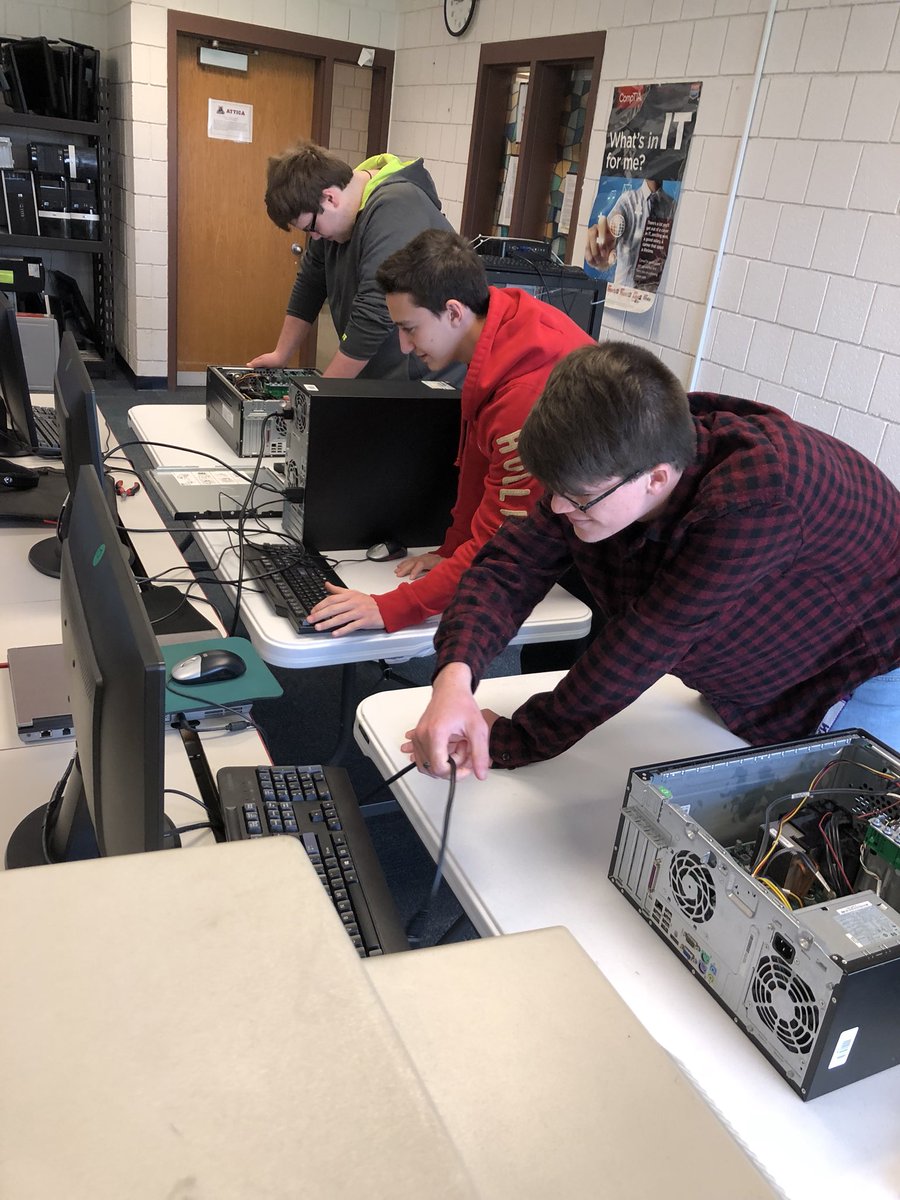 Plus1rosales's tweet photo. Troubleshooting in break fix lab!! These guys are really trying to stump each other! @AtticaSchools @WRCTE1 https://t.co/rxYZOJW6A8