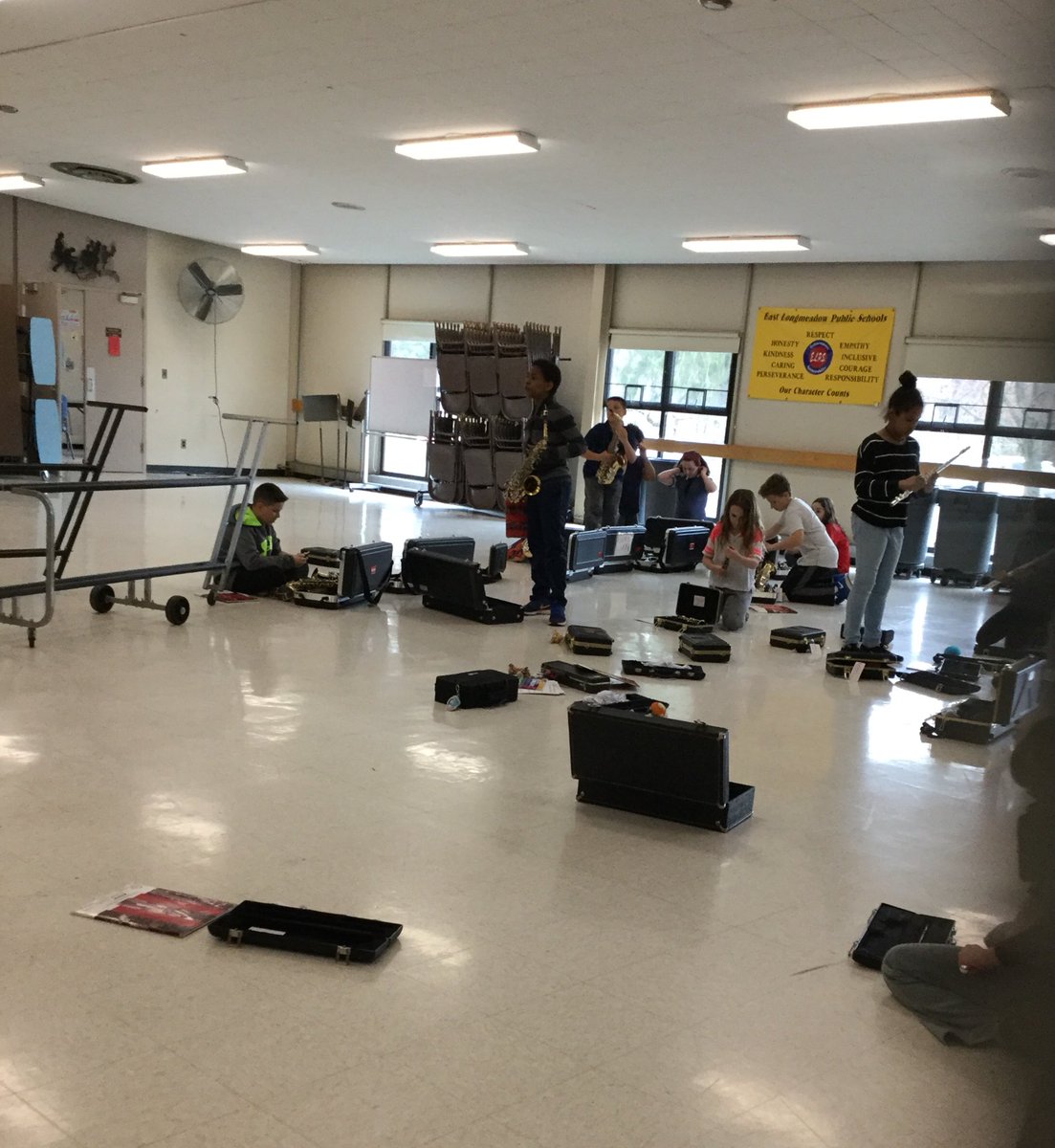 MViewSchool's tweet photo. At Mountain View School we have full band which means everyone who plays band comes toghether and practice and this is them getting ready.#kidtweet https://t.co/jKqpGbkZAN