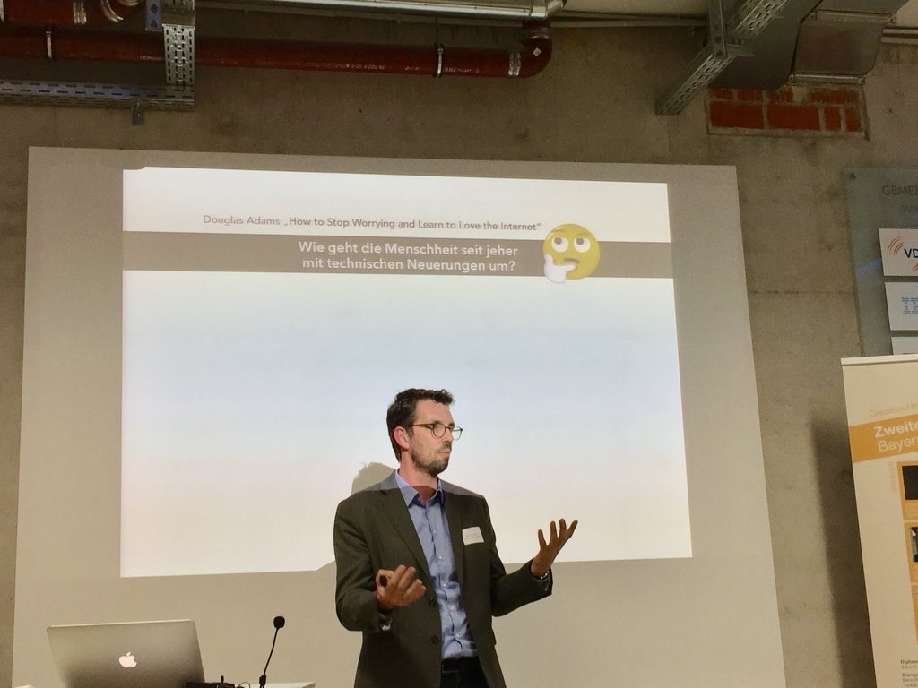 isarnetz's tweet photo. Alles was kommt, wenn wir über 30 sind, ist ein kultureller Untergang. Wir müssen mit unserer Prägung umgehen lernen, sagt @dvg.
#mdigitaldialog #mww18 #digitaldabei https://t.co/4xo6CWUOaX