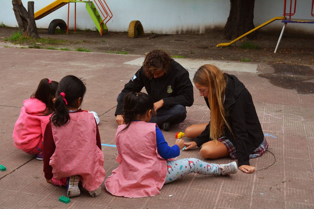 Con parte del grupo solidario de Senior 6 visitamos el Jardín de Infantes nº 922 de Villa Albertina, la escuela beneficiaria de la edición 2018 del Maratón. 

Ayudanos con tu inscripción: maratonbalmoral.com.ar