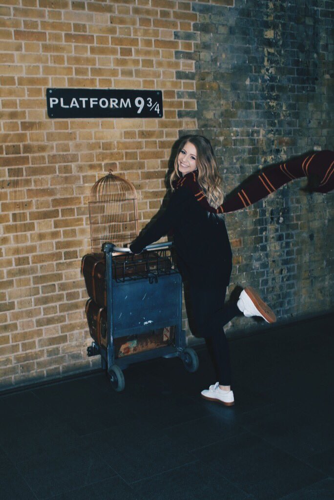 carissa_cbell's tweet photo. Soooo this happened today!♥️⚡️

#anotheroffthebucketlist
#HPForlife #KingsCrossStation #Platform93/4 https://t.co/KtYQo4RiD2