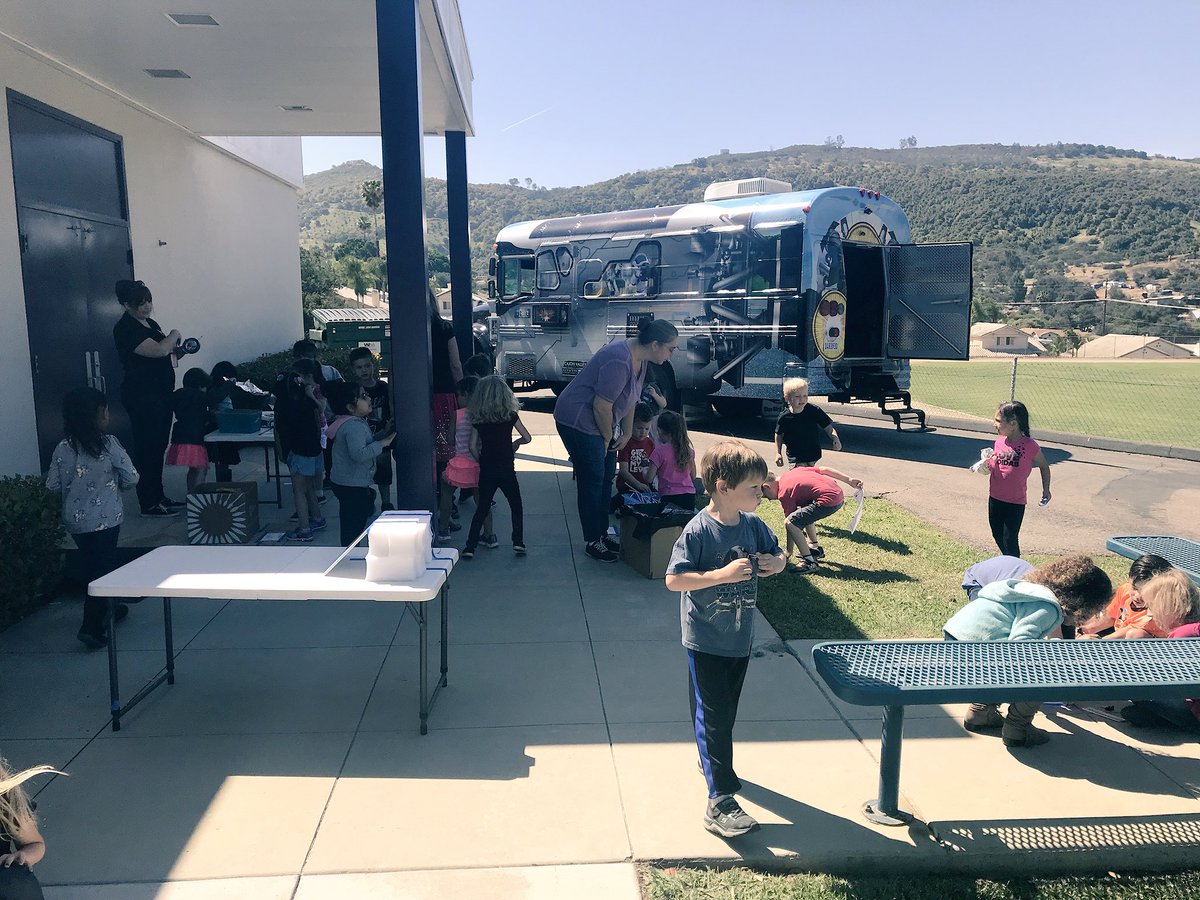 RiosRobots's tweet photo. @Rios_MsWebster TK &amp; Kinder exploring the @CajonValleyUSD Maker Bus. 🚌 🔬👨🏽‍🔬👩🏻‍🔬 What a fun, collaborative experience. @ConnollykCVUSD @EdTechCVUSD https://t.co/dl6U73amzk