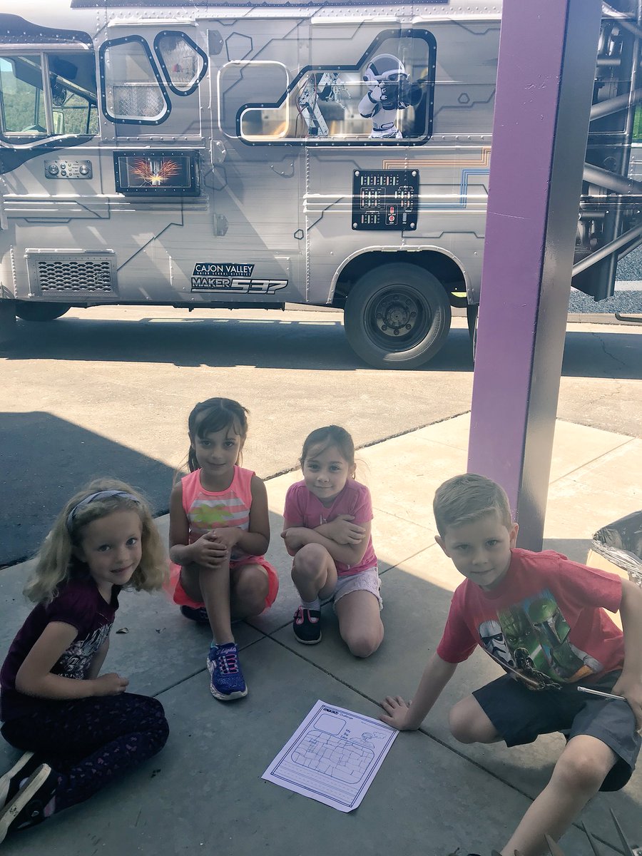 RiosRobots's tweet photo. @Rios_MsWebster TK &amp; Kinder exploring the @CajonValleyUSD Maker Bus. 🚌 🔬👨🏽‍🔬👩🏻‍🔬 What a fun, collaborative experience. @ConnollykCVUSD @EdTechCVUSD https://t.co/dl6U73amzk