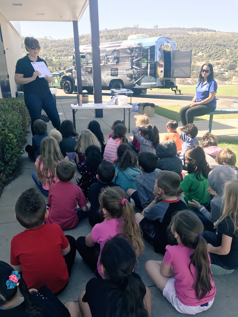 RiosRobots's tweet photo. @Rios_MsWebster TK &amp; Kinder exploring the @CajonValleyUSD Maker Bus. 🚌 🔬👨🏽‍🔬👩🏻‍🔬 What a fun, collaborative experience. @ConnollykCVUSD @EdTechCVUSD https://t.co/dl6U73amzk