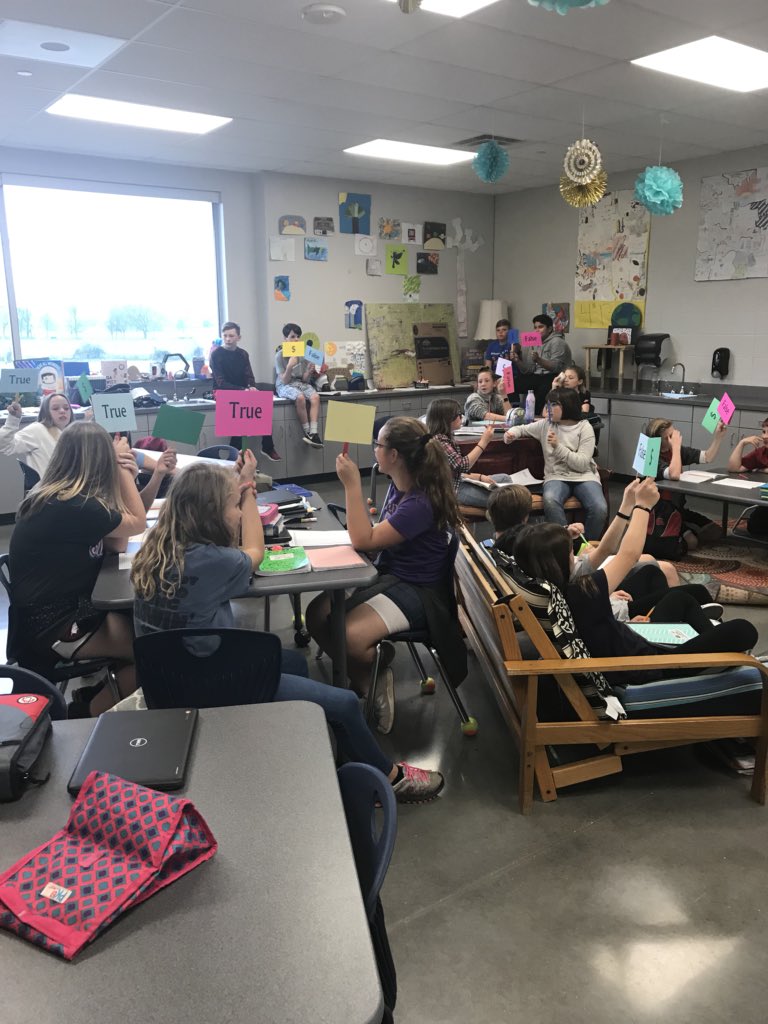 mrscarteesclass's tweet photo. Mrs. Mears organized a guest professor from the U of A to visit our classroom today and teach on the concept of #sustainability #humanimpact #ecoeffect #carbonfootprint 🌳🌎💚💙 https://t.co/ua3fSebWhI