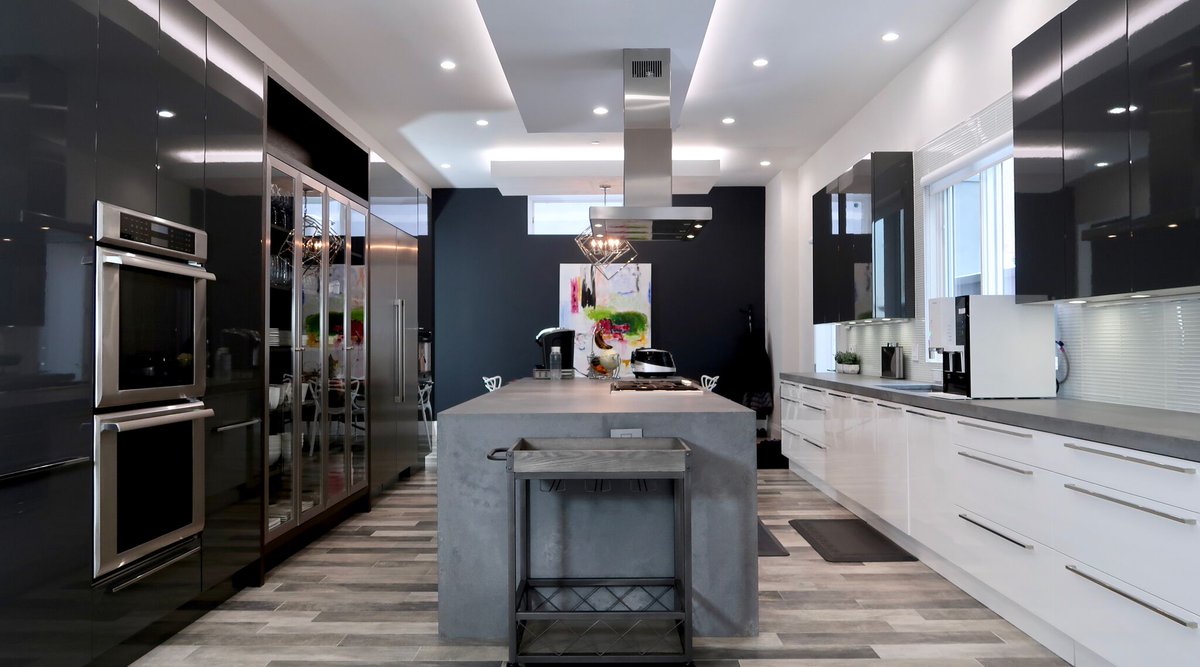 CaesarstoneUSA's tweet photo. #kbtribechat A1) A chef’s kitchen is about efficiency &amp; functionality, designed &amp; equipped to satisfy the needs of the #professionalchef. A gourmet kitchen can be similar, but places a larger emphasis on design. Not only does it have all the gadgets, it’s a dream to look at too! https://t.co/HjAhzh0Fzv