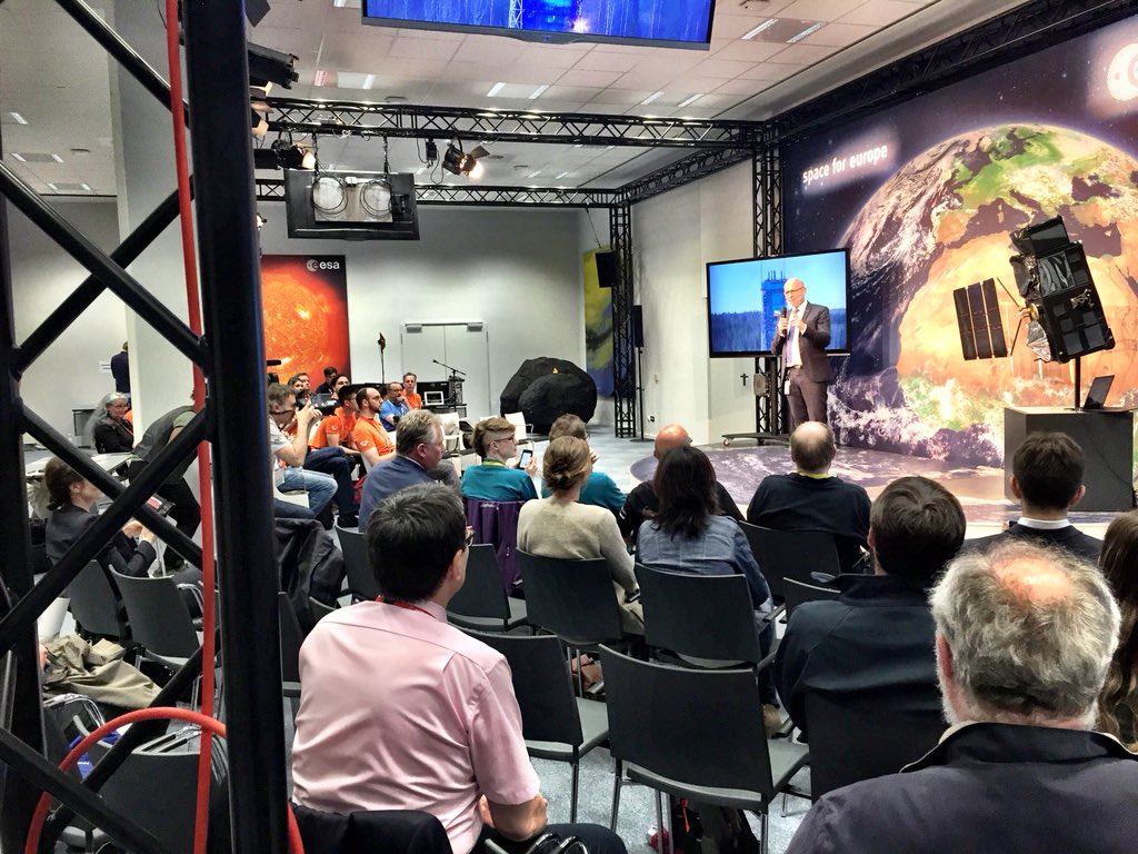 ESA_de's tweet photo. #Sentinel3 B Start an Bord von #Rockot - @esaoperations Direktor Rolf #Densing verfolgt gespannt die Aufstiegsphase der russischen Rakete. Vorher hatte er einige #Sentinerds & Fach-Kollegen von @eumetsat im #ESOC begrüsst. https://t.co/HRmfkCFH1x