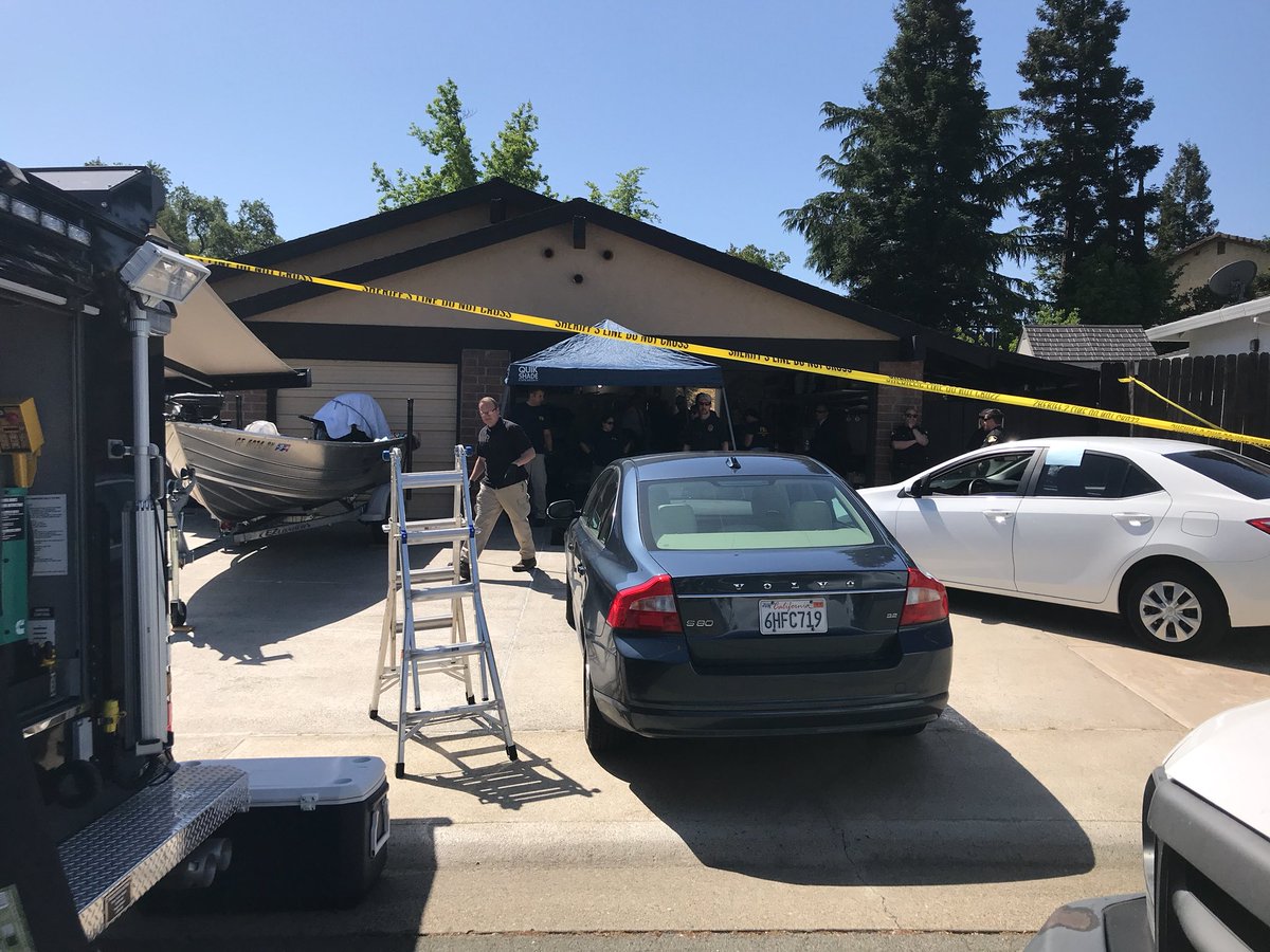 PedroRiveraTV's tweet photo. RIGHT NOW: investigators pull out Deangelo’s two cars, motorcycle and boat from the garage. Looks like FBI is still collecting evidence. A small tent has been set up in the front @FOX40 #EastAreaRapist https://t.co/VJBtfm8Bk6