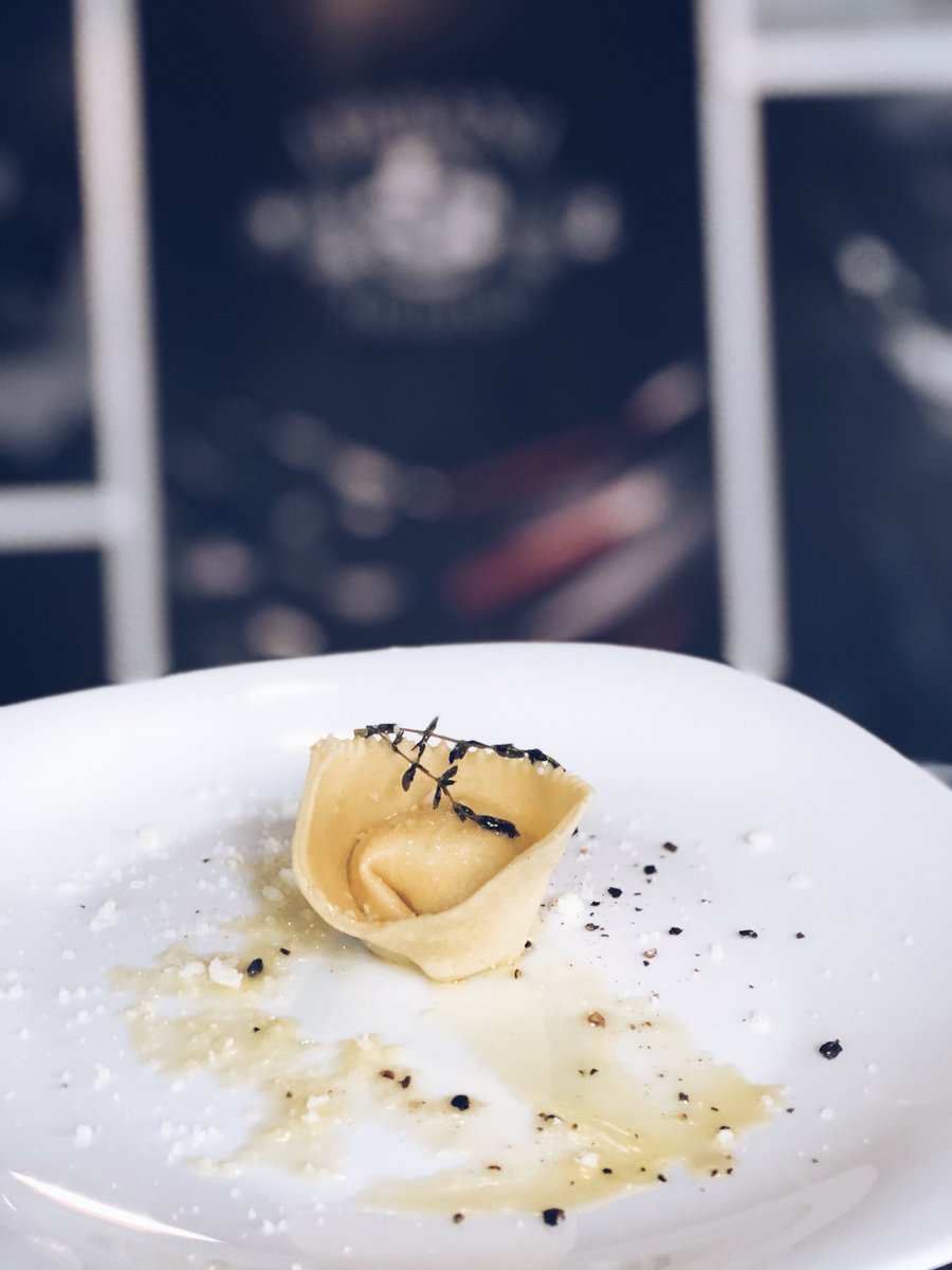 UrbaniTruffles's tweet photo. Indulgent Pasta minimalism at the #TruffleLabNYC. #UrbaniTruffles https://t.co/KsEGLV3Ljn