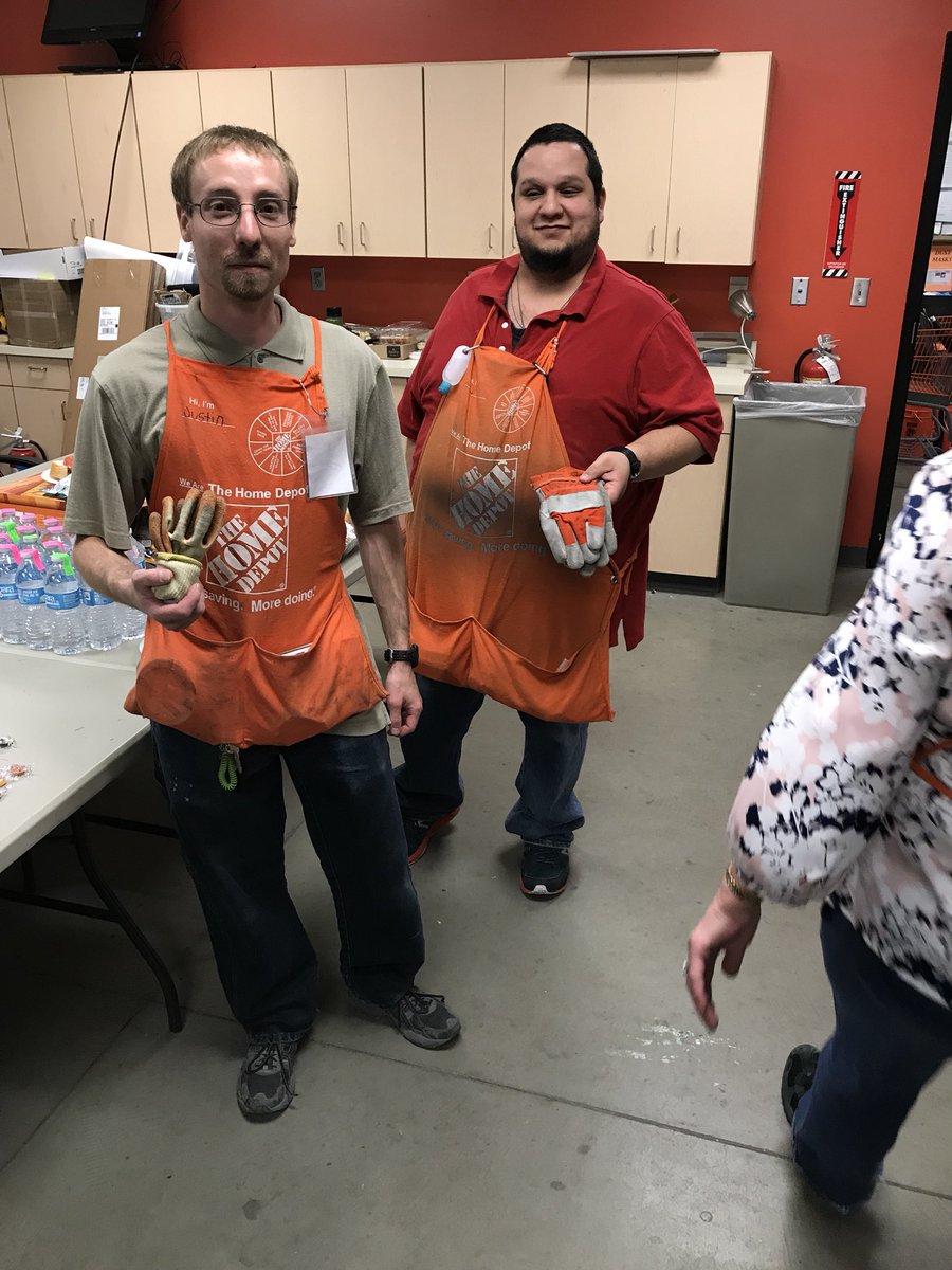 MikeAp16's tweet photo. #showmesomegloves @amandalucken1 @APSJacob https://t.co/OSbaGlGDgp