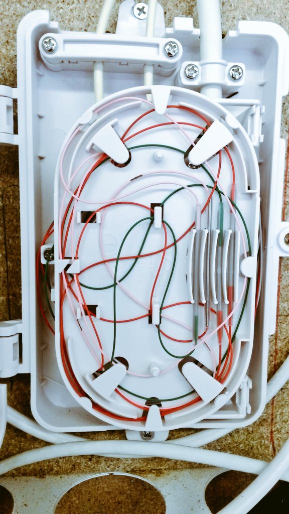 Dennis_Blanco98's tweet photo. ¡Hoy ha sido un gran día! Nos ha costado, pero hemos acabado con las fusiones de fibra #monomodo en nuestra caja de segregación y nuestros PAUs. ¡¡Para poder concluir la instalación, tan sólo nos queda certificar!! 😆😆
#Etazhi #ICT2 #fusiones #MujeresEnLaFP https://t.co/MECFmuxnhN