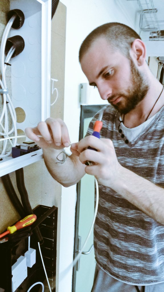 Dennis_Blanco98's tweet photo. ¡Hoy ha sido un gran día! Nos ha costado, pero hemos acabado con las fusiones de fibra #monomodo en nuestra caja de segregación y nuestros PAUs. ¡¡Para poder concluir la instalación, tan sólo nos queda certificar!! 😆😆
#Etazhi #ICT2 #fusiones #MujeresEnLaFP https://t.co/MECFmuxnhN