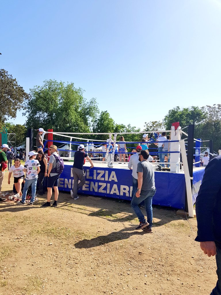 GiusyVersace's tweet photo. La Vita è come un Ring.. quì i bimbi imparano subito che dopo una caduta bisogna rialzarsi e combattere! 👊😉
Sono gli adulti che lo dimenticano... #amazingday THANKS TO #fiammeazzurre @EarthDayItalia #villaggioperlaterra18 #iocitengo #lovetheplanet #lovesport #respect #lovelife https://t.co/SRaWDSdxcu