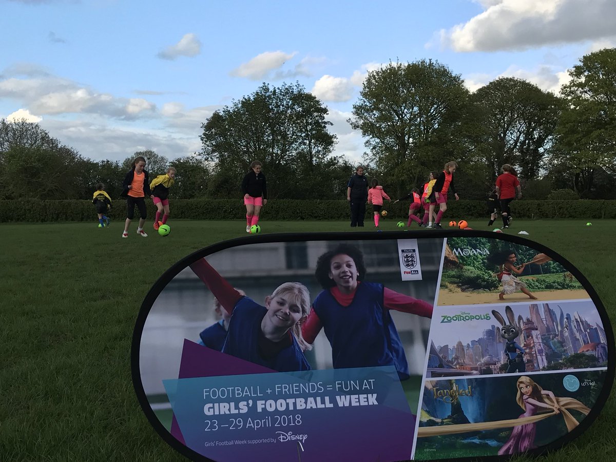 OxfordshireFA's tweet photo. Great to see so many girls @ChinnorWildcats for #GirlsFootballWeek! Pirate themed session for tonight’s! #SSEWildcats https://t.co/rNcLo4RPRj