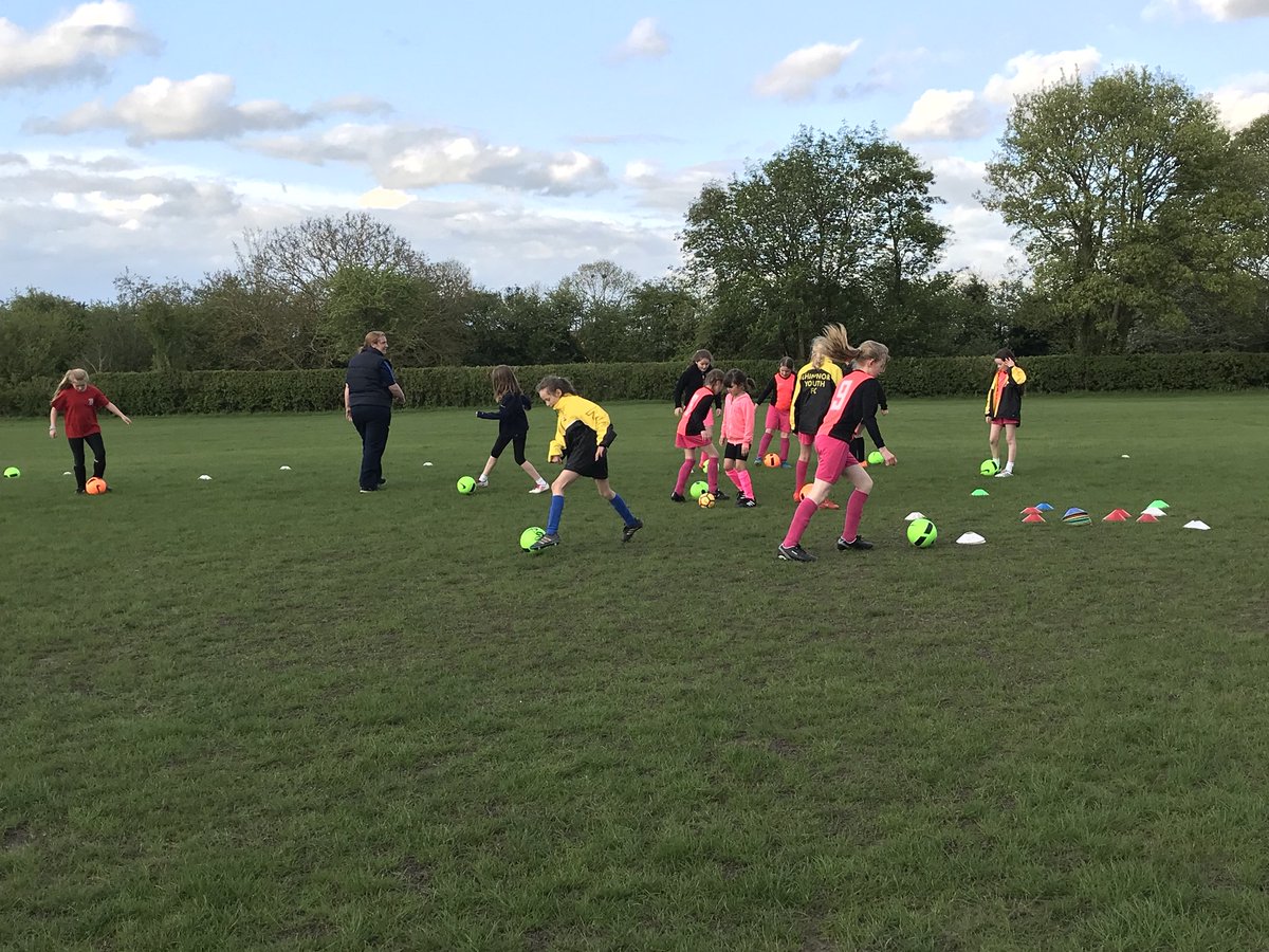 OxfordshireFA's tweet photo. Great to see so many girls @ChinnorWildcats for #GirlsFootballWeek! Pirate themed session for tonight’s! #SSEWildcats https://t.co/rNcLo4RPRj