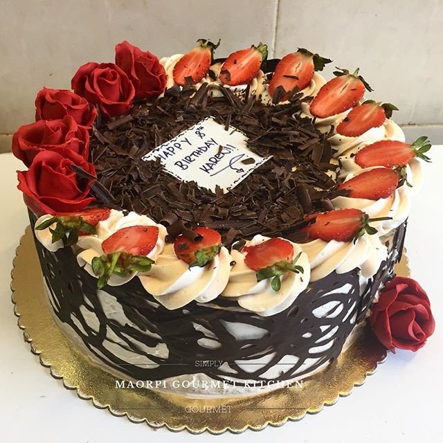 MabsToyin's tweet photo. Chocolate strawberry cake with red sugar roses!#chocolate #strawberry #brown #red #black #moist #cakes #cakeguide #delicious #Cakebakeofng #Cbocakes #order #now #package #Nigeria N https://t.co/ykzTWKAS9z