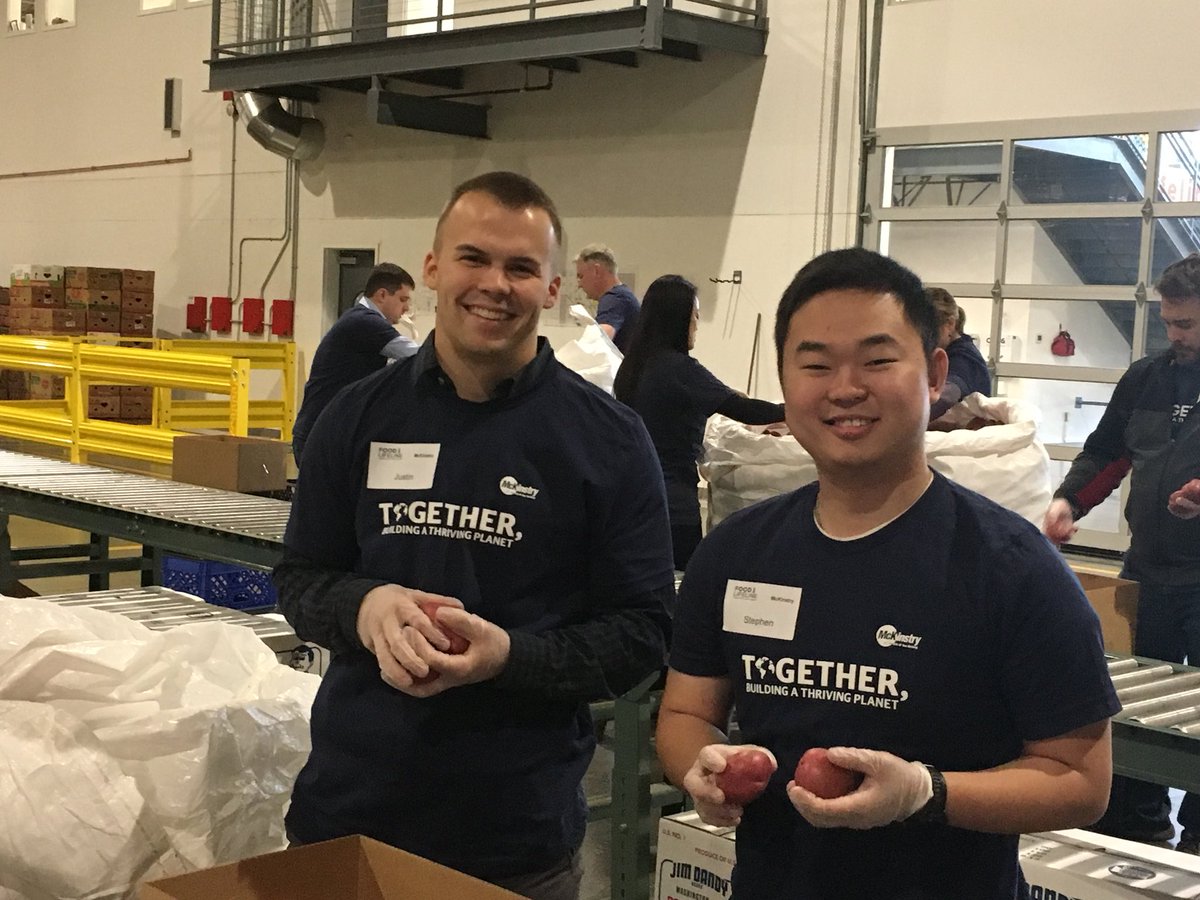 gboeckman's tweet photo. Service in action for the @McKinstryCo team. @FoodLifeline @McKinstryCareer #hungerdoesnothavetohappen https://t.co/Y6JFoNH5Uz