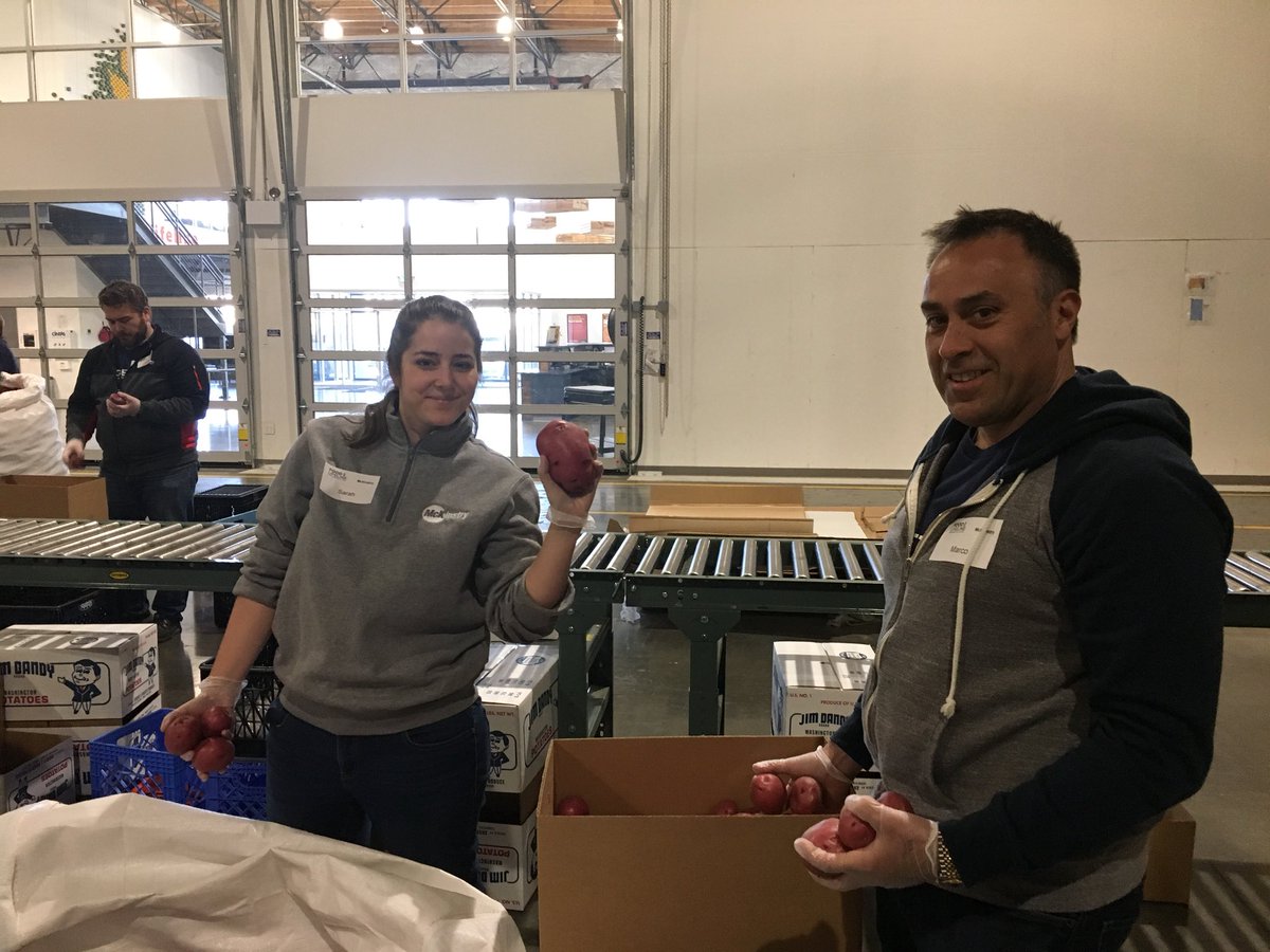 gboeckman's tweet photo. Service in action for the @McKinstryCo team. @FoodLifeline @McKinstryCareer #hungerdoesnothavetohappen https://t.co/Y6JFoNH5Uz