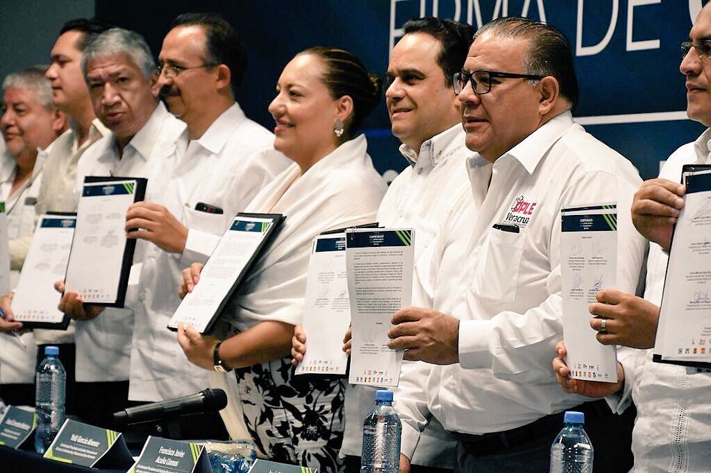 TEPJF_XAL's tweet photo. #Galería -Firma de Compromisos de los Partidos Políticos por la Transparencia en Veracruz - #Proceso2018 #TEPJF https://t.co/UpqH8Ds2NZ