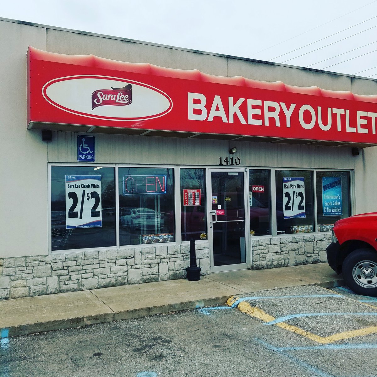 MillsCoMO's tweet photo. Have you been by the Sara Lee Bakery Outlet on Vandiver lately? https://t.co/zjkI1lZePJ