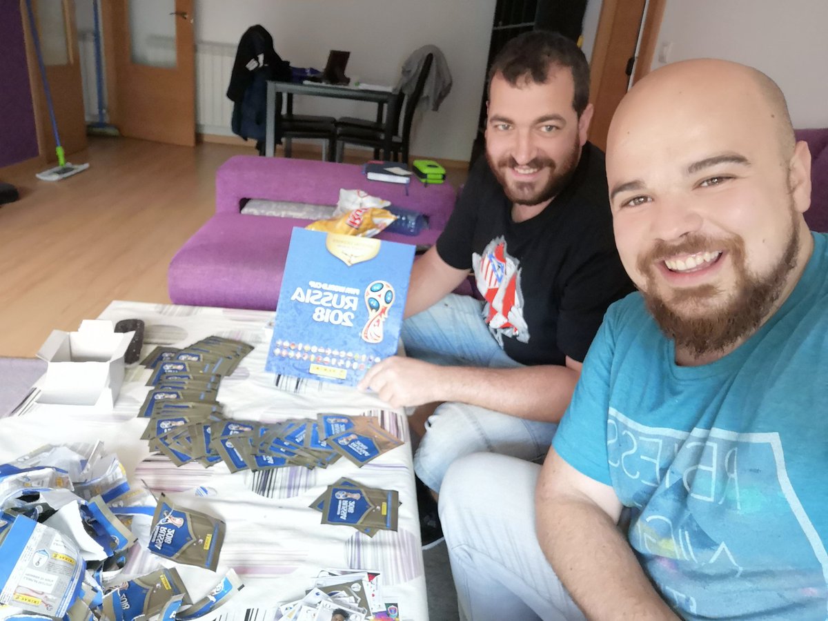 Oskihs's tweet photo. Por culpa de @tjcope tenemos 1250 cromos de panini para empezar a pegar. Y mucho vicio! @Tore_ero87 https://t.co/nH4wtXQKLw