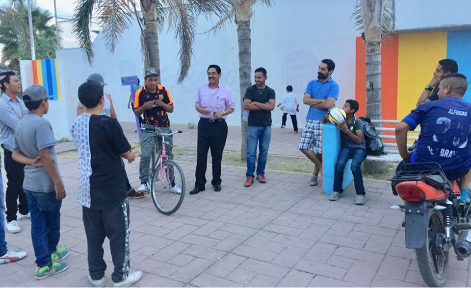FdezSaracho's tweet photo. En junta con capitanes de los equipos que participaran en el torne de futbol de la deportiva Constitución. Es un gusto fomentar el deporte y a la vez compartir las propuestas de nuestro candidato. #MeadePresidente  @JoseAMeadeK  @PRI_Nacional  @CDE_PRI_Durango https://t.co/dMCEfX0lF3