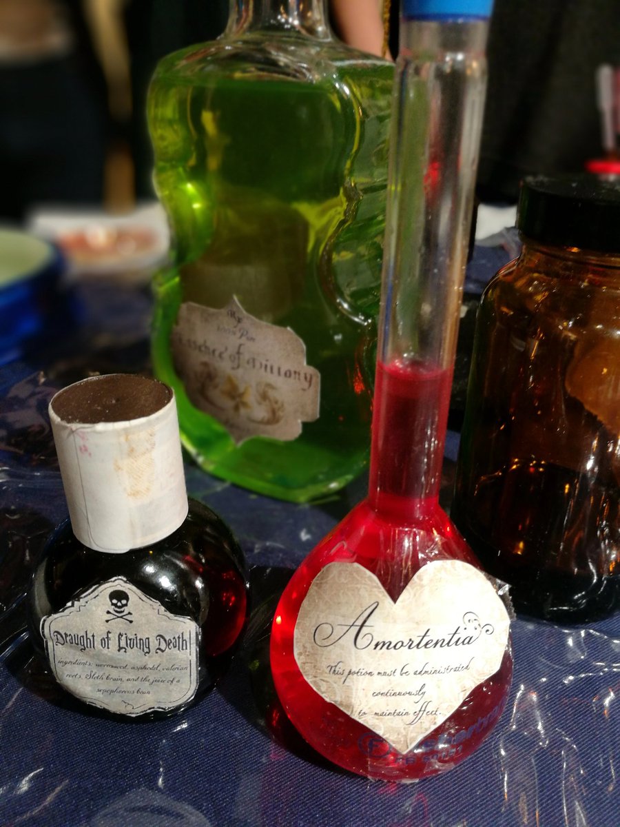 leanna_mac's tweet photo. Watching some award-winning magic and mixing potions at #WWG18 launch tonight @BiteMagazine #EdMagicFest https://t.co/Cu8AtEb8dE