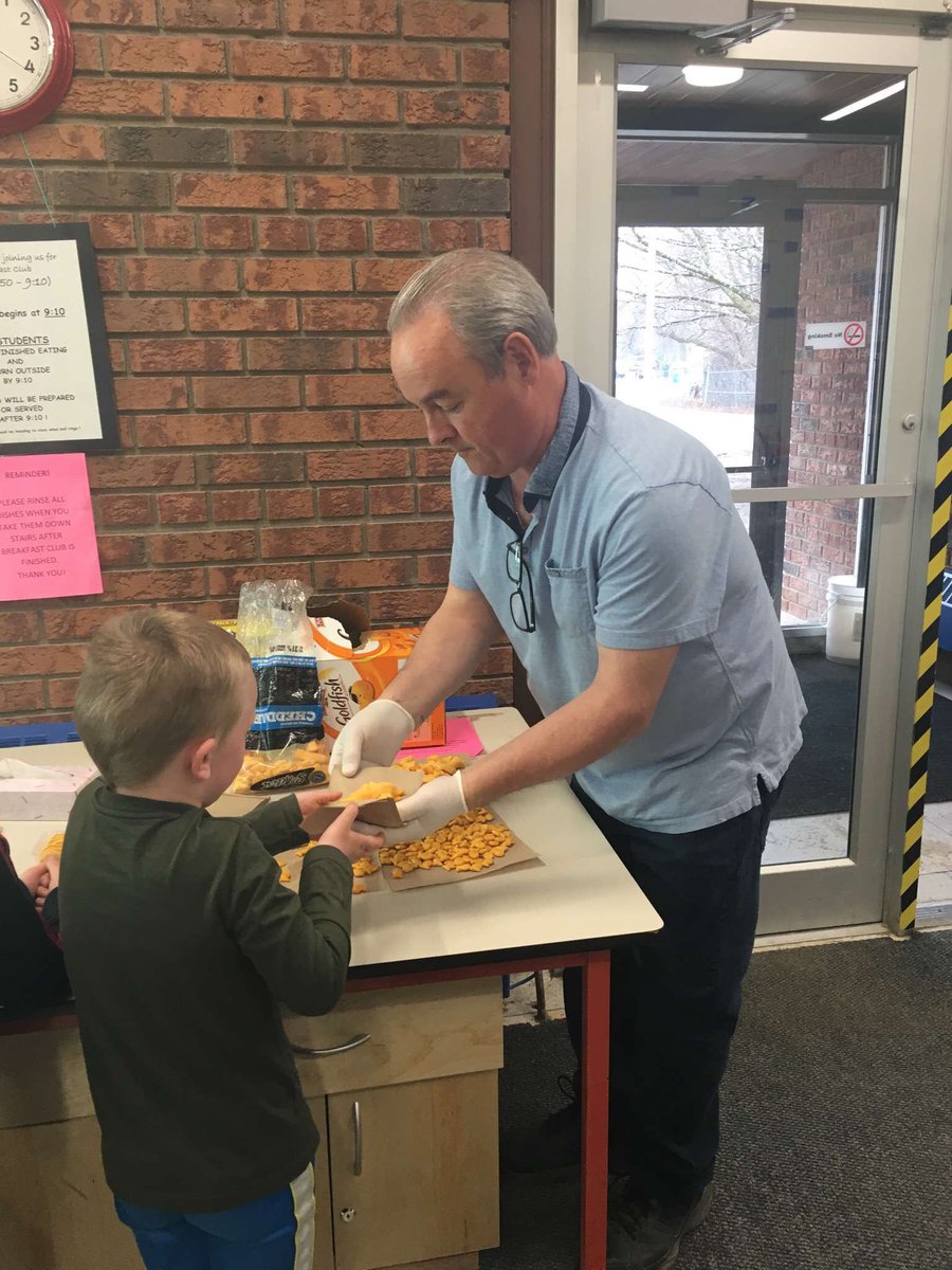 MeganRobi13's tweet photo. Merci M. Verdon! Our custodian helping out with breakfast club! https://t.co/VgTHAS0U3E