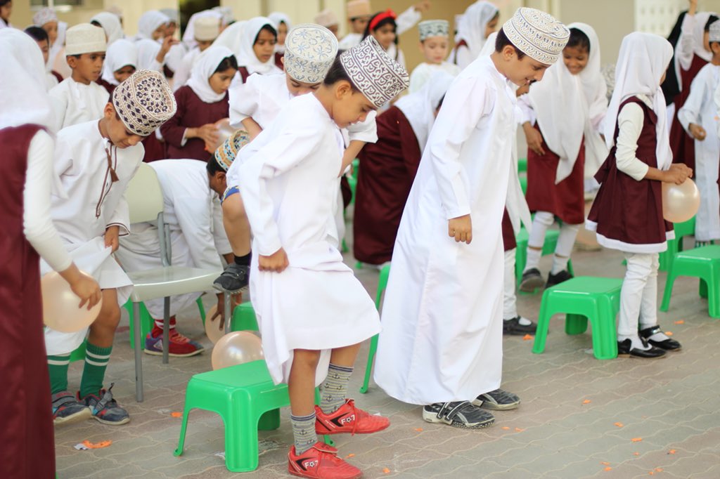EduGovDhr7265's tweet photo. #orange_day
..
أيضا كنوع من الترفية والتسلية لتلاميذ المدرسة قامت معلمات اللغة الإنجليزية بتوزيع بالونات لجميع التلاميذ وعلى التلاميذ تفجير البالونات وقراءة الجملة التي بداخلها مما أدخل الحماس وروح المنافسة في القراءة. https://t.co/tVEL130RuT