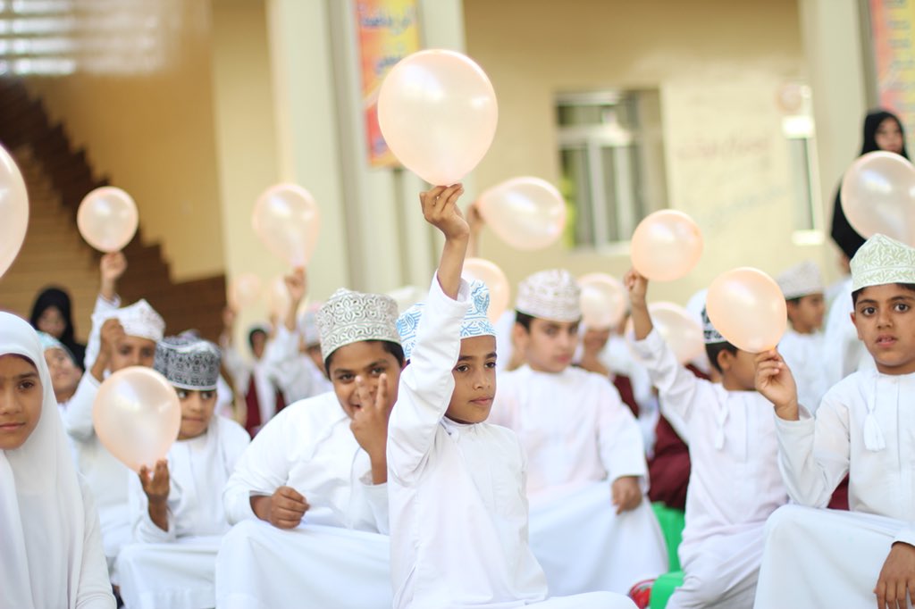 EduGovDhr7265's tweet photo. #orange_day
..
أيضا كنوع من الترفية والتسلية لتلاميذ المدرسة قامت معلمات اللغة الإنجليزية بتوزيع بالونات لجميع التلاميذ وعلى التلاميذ تفجير البالونات وقراءة الجملة التي بداخلها مما أدخل الحماس وروح المنافسة في القراءة. https://t.co/tVEL130RuT