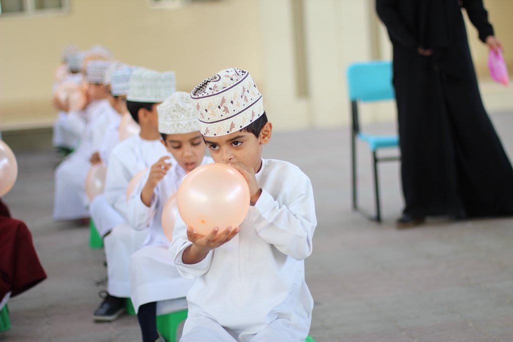 EduGovDhr7265's tweet photo. #orange_day
..
أيضا كنوع من الترفية والتسلية لتلاميذ المدرسة قامت معلمات اللغة الإنجليزية بتوزيع بالونات لجميع التلاميذ وعلى التلاميذ تفجير البالونات وقراءة الجملة التي بداخلها مما أدخل الحماس وروح المنافسة في القراءة. https://t.co/tVEL130RuT