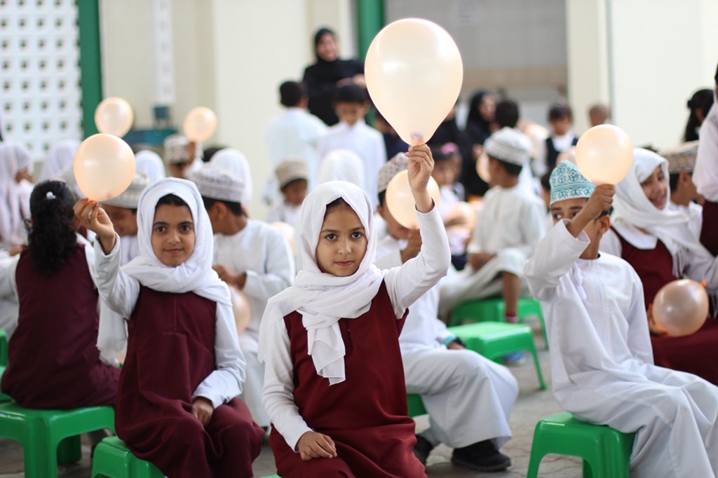 EduGovDhr7265's tweet photo. #orange_day
..
أيضا كنوع من الترفية والتسلية لتلاميذ المدرسة قامت معلمات اللغة الإنجليزية بتوزيع بالونات لجميع التلاميذ وعلى التلاميذ تفجير البالونات وقراءة الجملة التي بداخلها مما أدخل الحماس وروح المنافسة في القراءة. https://t.co/tVEL130RuT