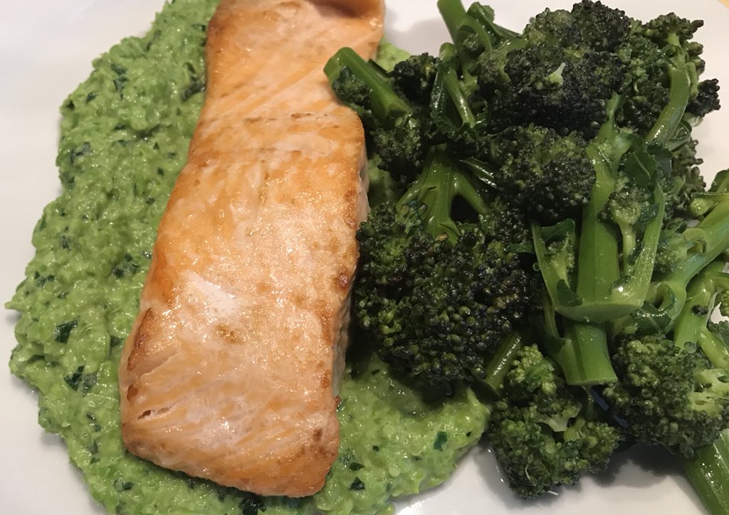 LeanerMeUK's tweet photo. Salmon with purple sprouting broccoli, puréed peas &amp; wild garlic. https://t.co/MqcxjIF9V6