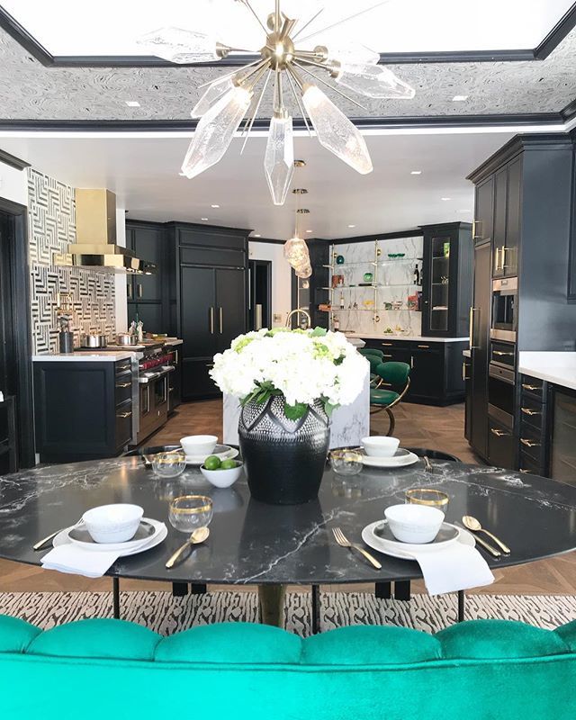 CozyStylishChic's tweet photo. Glass and brass bistro shelves up. #pasadenashowcasehouse kitchen complete. 4 weeks from start of construction to finish. It was no easy feat but I had the dream team behind me and together we did it. ๐ธ๐ฅ๐พ https://t.co/ugeZXRlSxL https://t.co/gTp6Wx67NS
