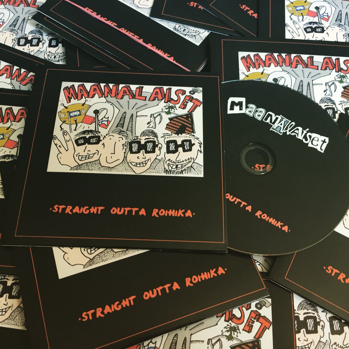 maanalaiset's tweet photo. Maanalaiset: Straight Outta Roihika 12 biisin CD ulkona nyt. 5€ käteen ja postit päälle jos kusti polkee. Tsekkaa myös livenä: 7.5 Lepakkomies Hki, 18.5 La Barre Joensuu ja 19.5 Otto-poika Kuopio. #punk #punkrock #newalbum https://t.co/N7fv5pIsPB