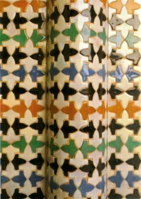 AQuiquep's tweet photo. No podemos hablar de la geometría de la alhambra sin hablar de sus mosaicos, un ejemplo de estos, es el de mosaico con forma de avión, situado en una de las columnas que rodean los leones. https://t.co/UOmDGr927r