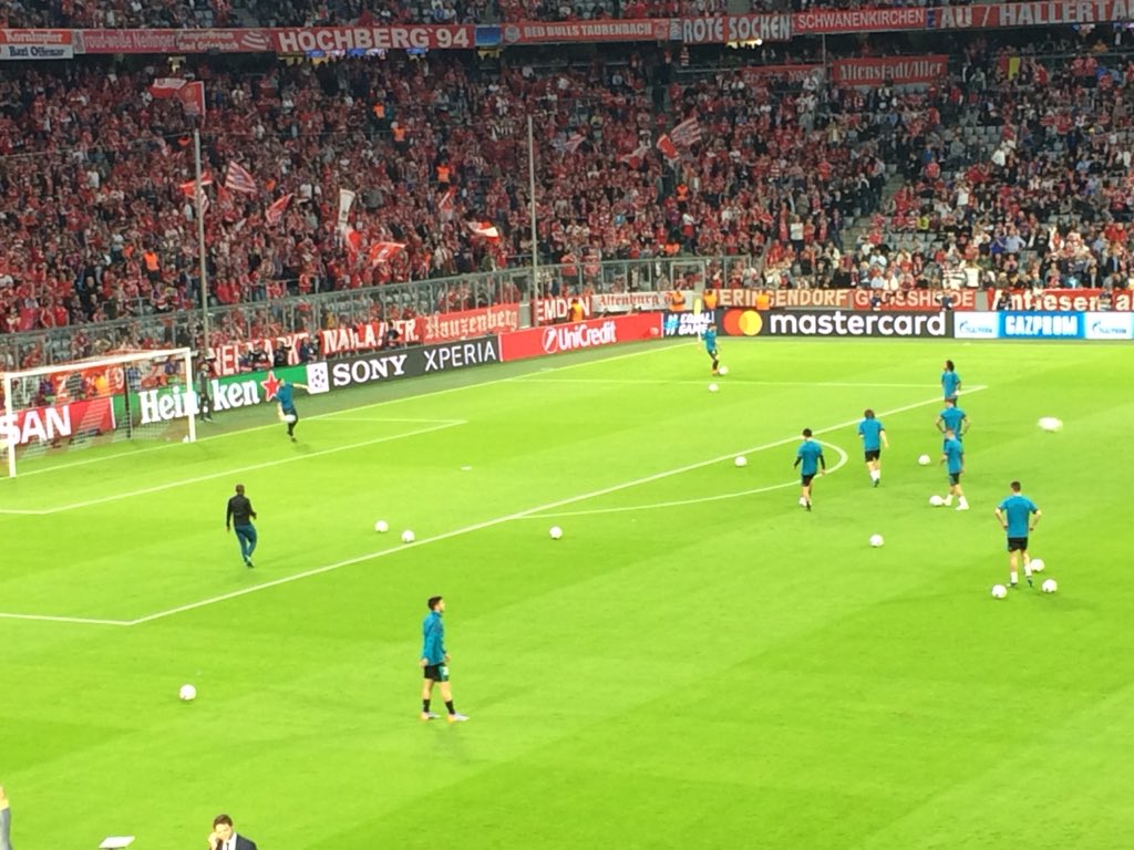 endres_edgar's tweet photo. Warm up in der Arena. Die Bayern wollen wieder zur Bestia Negra werden. #FCBRMA #Championsleague#FCB https://t.co/lWUIq0f1ZK