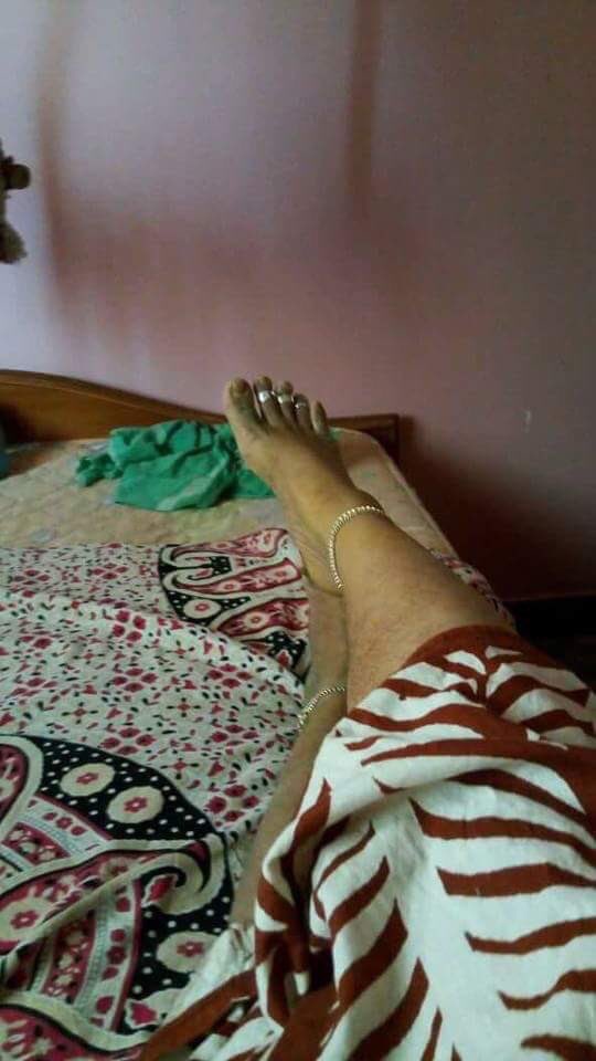 தொடை வரை தூக்கி வச்சி இருக்கேன் பார்ப்போம் மூடு ஏறி தலைய உள்ள விடுறானானு. மூடு ஏறி தலைய உள்ள விட ஆசை உள்ளவங்க retweet பண்ணுங்க