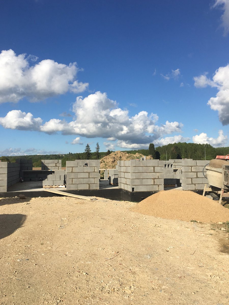 Marine_LP's tweet photo. C'est parti pour les murs...😀🏠#houseinprogress #construction #HomeSweetHome https://t.co/bxPvLkZhyn