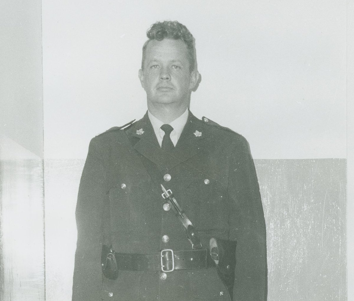 BCLEMemorial's tweet photo. On April 24,1960, Cst Robert KIRBY @SaanichPolice was searching for a resident of the Provincial Mental Home (now #VIRCC) who had stolen weapons & escaped. When located, a gun battle ensued.
Cst KIRBY was hit in the chest & killed. He was married with 4 young children. #LODD #EOW https://t.co/Jx5dBpLDjC