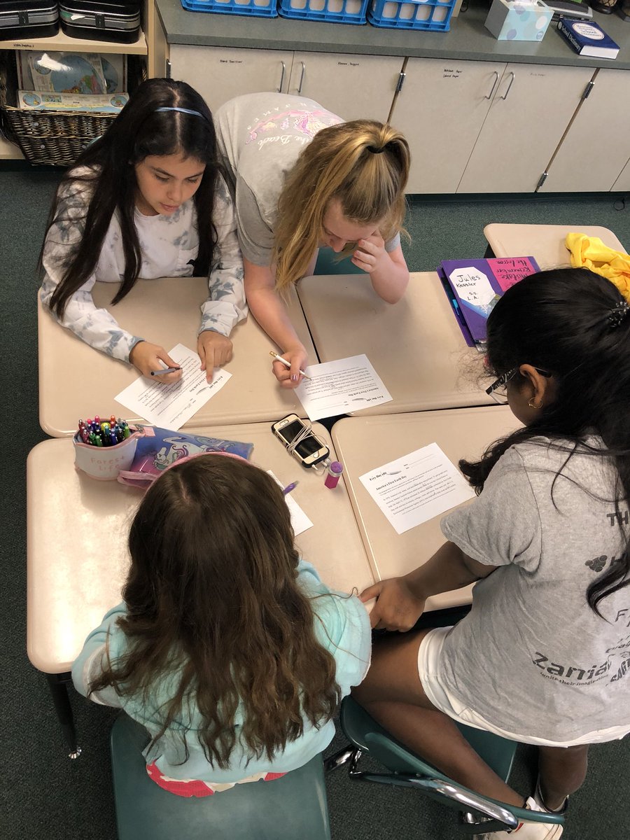 NWilliamsEDU's tweet photo. Grammar is more fun when our heads are together (and when candy is involved) #EISfamily #GameOnDragons #EverydayEdit https://t.co/yJMBpgHVg4