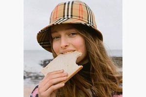 SnegAlina's tweet photo. Панамка из 80-х и 90-х снова стала трендом, который в своих последних коллекциях поддержали люксовые бренды, такие как Chanel и Burberry. https://t.co/Tzw1F7ZiZy