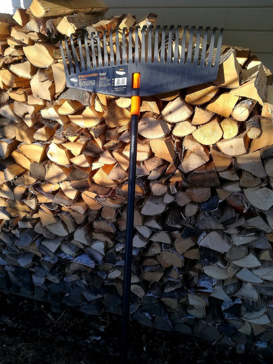 AnnukkaTalus's tweet photo. Siinä hän nyt on. Kauan haaveilemani #Fiskars in leveämpi harava. Nyt on kunnon välineet pihamaalle. Kevät saa tulla! #rakkauttaensiraapaisulla #suomalainenmuotoilu https://t.co/pdNTvWiluz