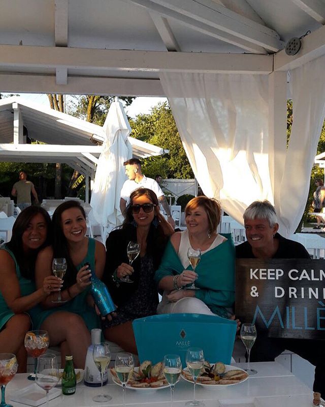 villacrespia's tweet photo. On a Caribbean beach?? No, with our friends of Enoteca Longo in Legnano (MI). Thanks to @enotecariainside and @ceci.longo 🌴 https://t.co/8YtXxXdGIe https://t.co/u7iIVSMVDG