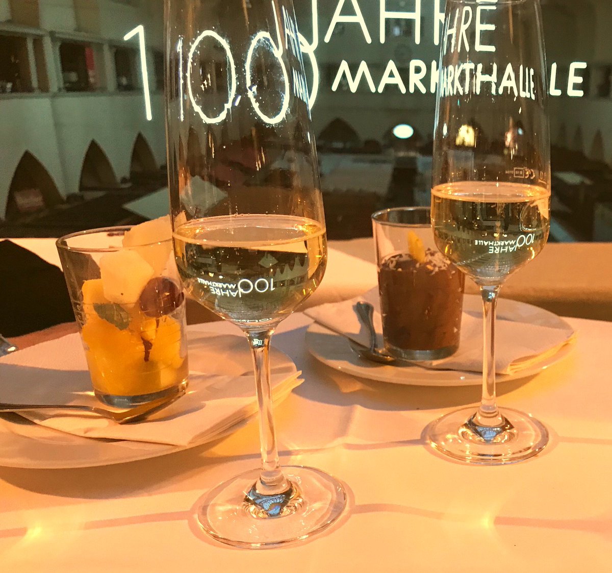 heikx's tweet photo. Ich mag die Stimmung auf der #Empore wenn die Markthalle geschlossen hat. #Dessert #guterService https://t.co/pJ4J3RSw6O